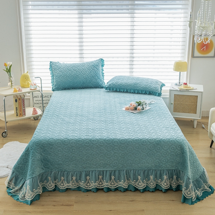 91家纺网 家纺一手货源 找家纺 乐嘉盈 2025新款纯色刺绣蕾丝边牛奶绒床盖款四件套 贵族蓝