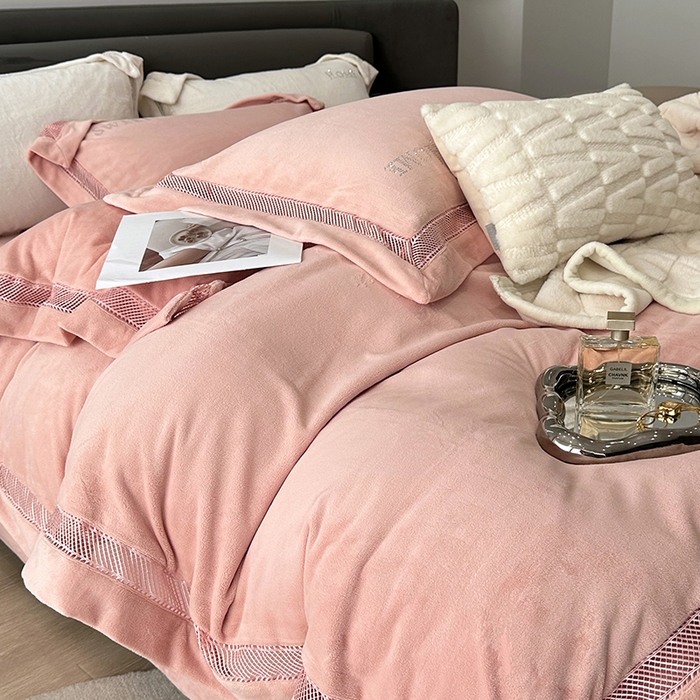 91家纺网 家纺一手货源 找家纺 榻尚家居 2023新款进口蕾丝缕空260克公主绒秋冬款四件套-低调的华丽 低调的华丽-粉玉