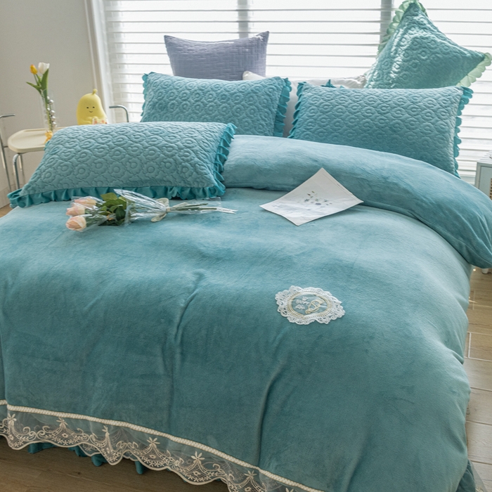 91家纺网 家纺一手货源 找家纺 乐嘉盈 2025新款纯色刺绣蕾丝边牛奶绒床盖款四件套 贵族蓝