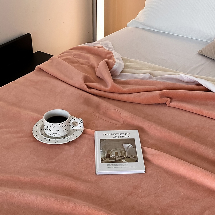 91家纺网 家纺一手货源 找家纺 2023新款高克重全消光牛奶绒双层云绒毯风格二 双层云绒毯-粉白