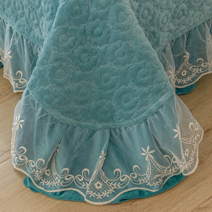 91家纺网 家纺一手货源 找家纺 乐嘉盈 2025新款纯色刺绣蕾丝边牛奶绒床盖款四件套 贵族蓝