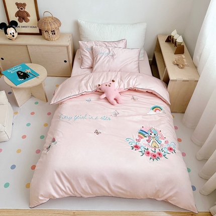 91家纺网 家纺一手货源 找家纺 庭彤 2023新款100支长绒棉儿童刺绣贴布绣单品被套床单枕套-场景二 花中天使