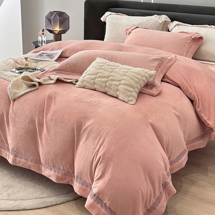 91家纺网 家纺一手货源 找家纺 榻尚家居 2023新款进口蕾丝缕空260克公主绒秋冬款四件套-低调的华丽 低调的华丽-粉玉