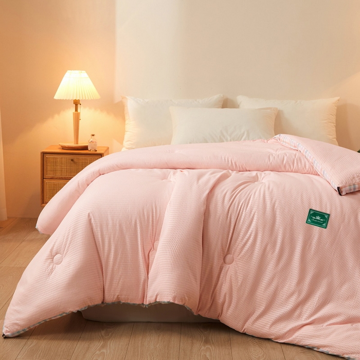 91家纺网 家纺一手货源 找家纺 卡派 2023新款泡泡纱立体无印风被芯冬被四季被 少女粉