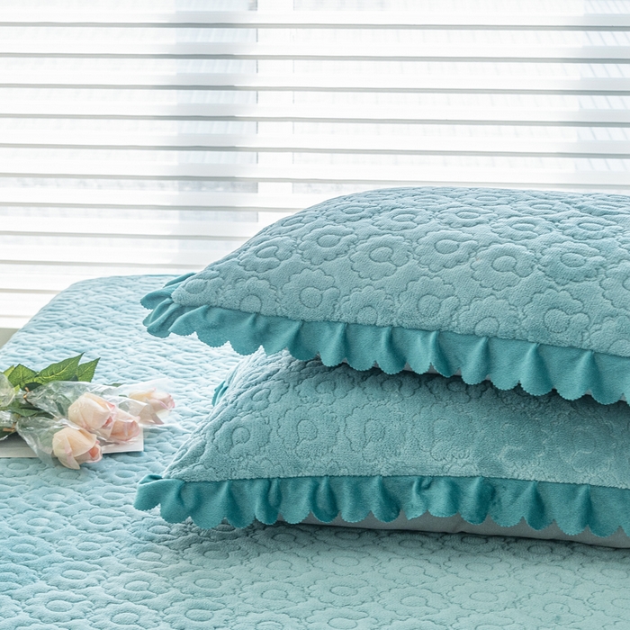 91家纺网 家纺一手货源 找家纺 乐嘉盈 2025新款纯色刺绣蕾丝边牛奶绒床盖款四件套 贵族蓝