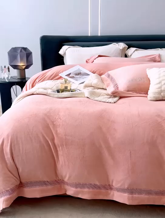 91家纺网 家纺一手货源 找家纺 榻尚家居 2023新款进口蕾丝缕空260克公主绒秋冬款四件套-低调的华丽 低调的华丽-粉玉