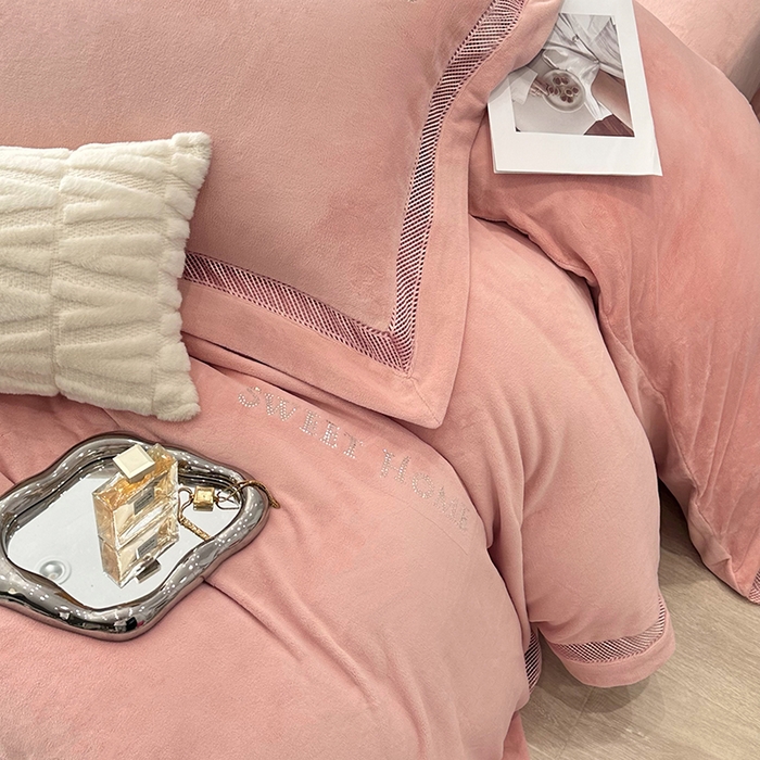 91家纺网 家纺一手货源 找家纺 榻尚家居 2023新款进口蕾丝缕空260克公主绒秋冬款四件套-低调的华丽 低调的华丽-粉玉