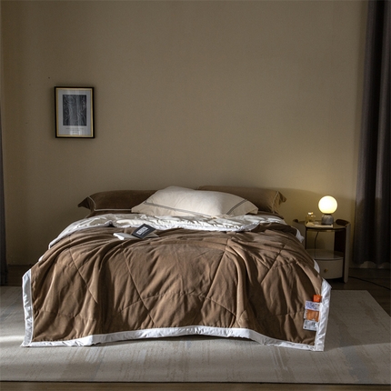 91家纺网 家纺一手货源 找家纺 121 2023新款230克全消光牛奶绒夹棉太空毯 太空毯-咖白