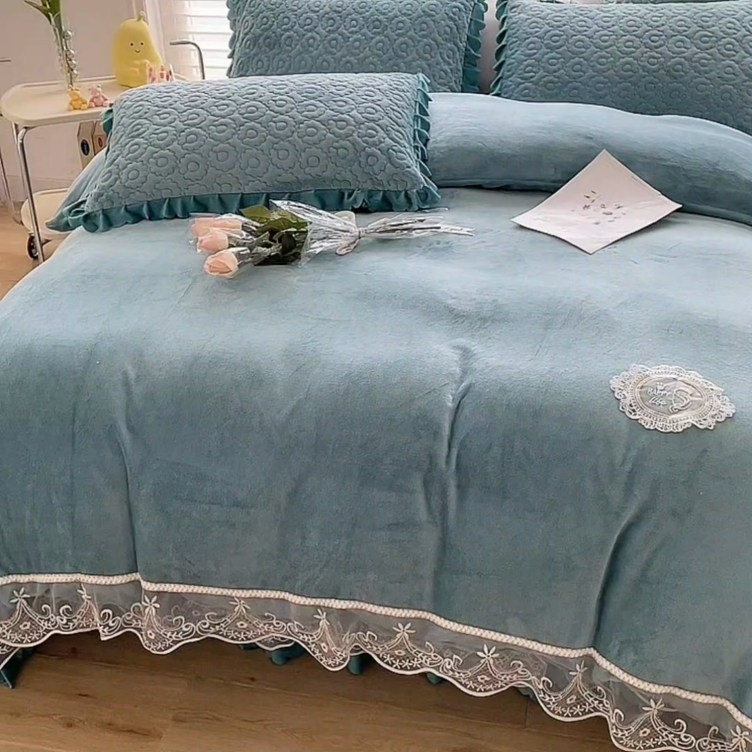 91家纺网 家纺一手货源 找家纺 乐嘉盈 2025新款纯色刺绣蕾丝边牛奶绒床盖款四件套 贵族蓝