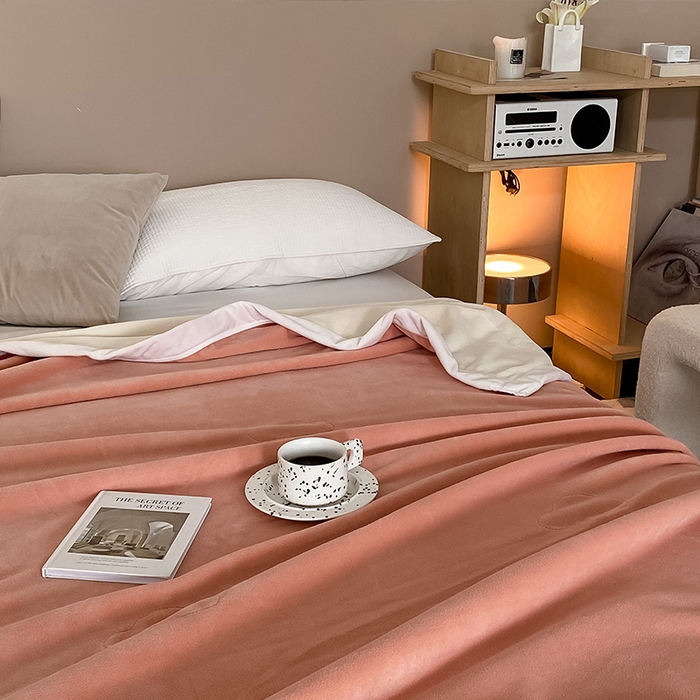 91家纺网 家纺一手货源 找家纺 2023新款高克重全消光牛奶绒双层云绒毯风格二 双层云绒毯-粉白