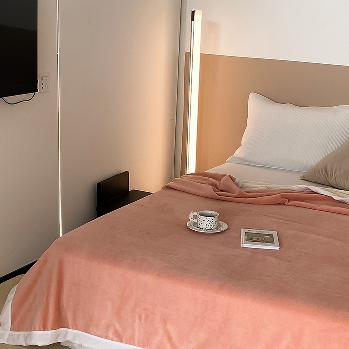 91家纺网 家纺一手货源 找家纺 2023新款高克重全消光牛奶绒双层云绒毯风格二 双层云绒毯-粉白