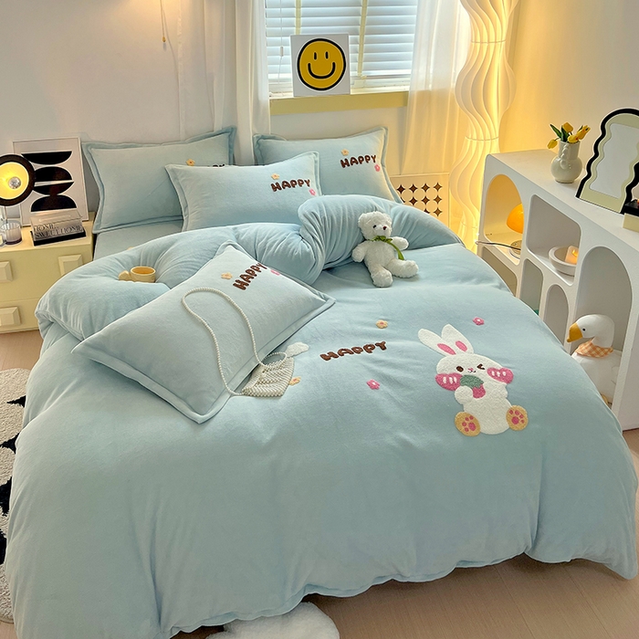 91家纺网 家纺一手货源 找家纺 凡客家居 2023新款毛巾绣牛奶绒四件套 快乐兔-水蓝