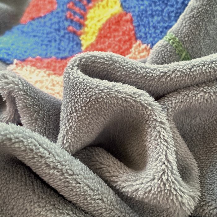 91家纺网 家纺一手货源 找家纺 凡客家居 2023新款毛巾绣牛奶绒四件套 爱丽丝-灰