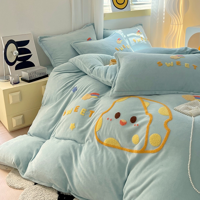 91家纺网 家纺一手货源 找家纺 凡客家居 2023新款毛巾绣牛奶绒四件套 优漫-水蓝