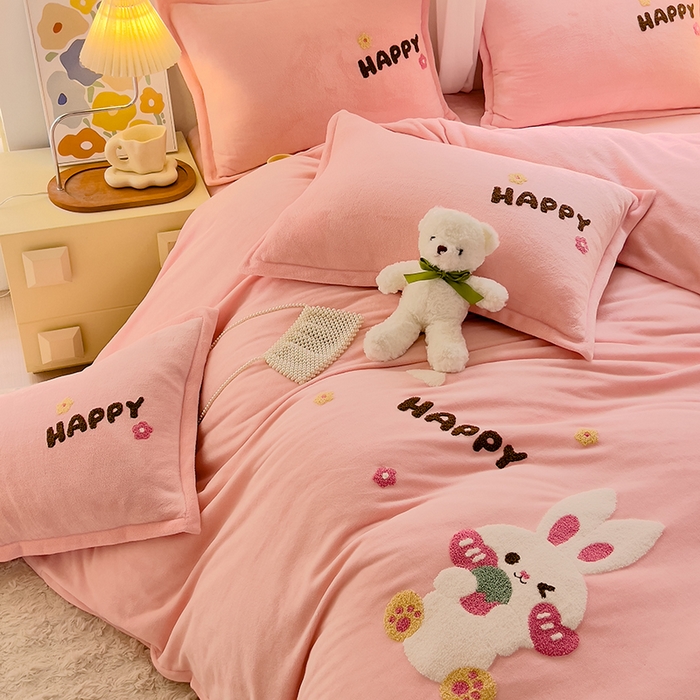 91家纺网 家纺一手货源 找家纺 凡客家居 2023新款毛巾绣牛奶绒四件套 快乐兔-粉