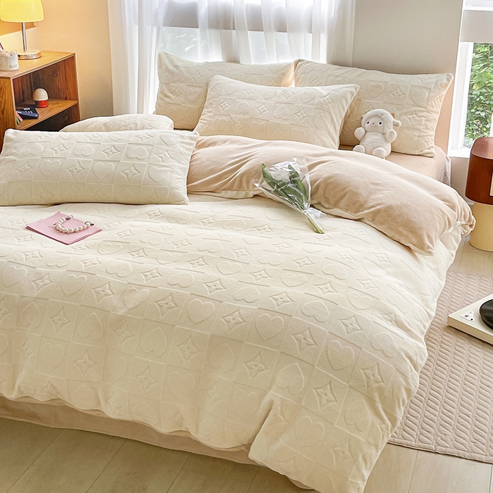 91家纺网 家纺一手货源 找家纺 蜜柚 2024新款全消光200克牛奶绒温柔治愈系奶油风雕花烂花极简牛奶绒四件套 依恋-奶驼