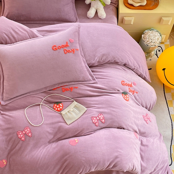 91家纺网 家纺一手货源 找家纺 凡客家居 2023新款毛巾绣牛奶绒四件套 初妍-紫