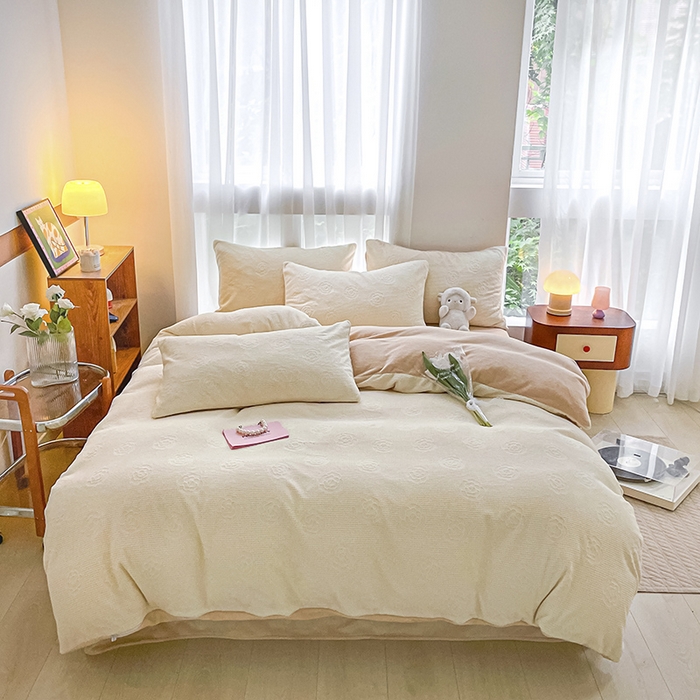 91家纺网 家纺一手货源 找家纺 蜜柚2024新款全消光200克牛奶绒温柔治愈系奶油风雕花烂花极简牛奶绒四件套 繁花-奶驼