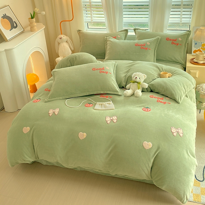 91家纺网 家纺一手货源 找家纺 凡客家居 2023新款毛巾绣牛奶绒四件套 初妍-绿