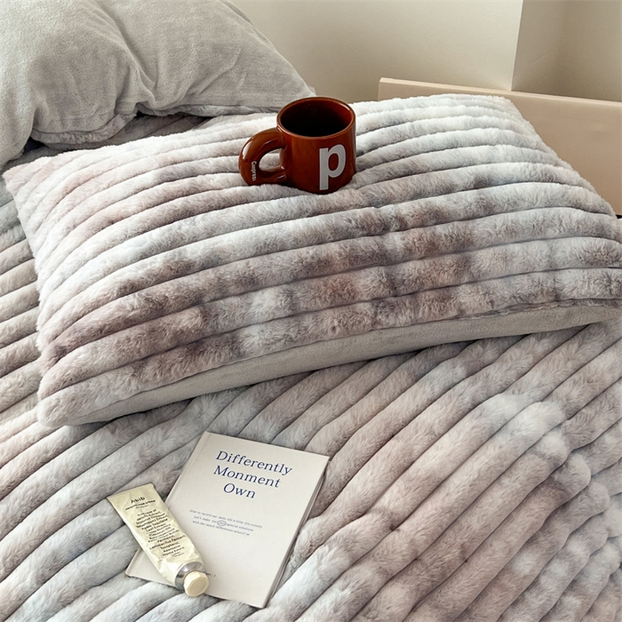 91家纺网 家纺一手货源 找家纺 顾里2023新款扎染濑兔毛绒套件 扎染灰