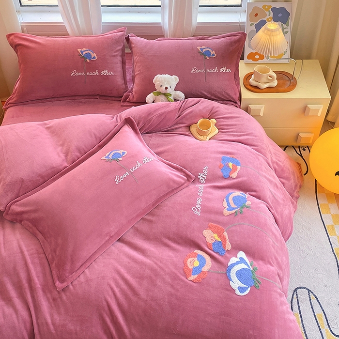 91家纺网 家纺一手货源 找家纺 凡客家居 2023新款毛巾绣牛奶绒四件套 爱丽丝-豆沙