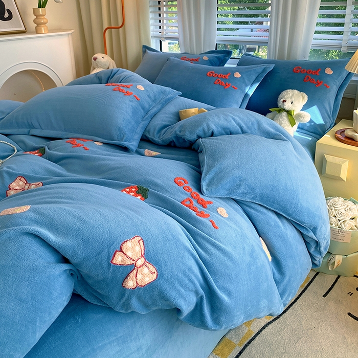 91家纺网 家纺一手货源 找家纺 凡客家居 2023新款毛巾绣牛奶绒四件套 初妍-蓝