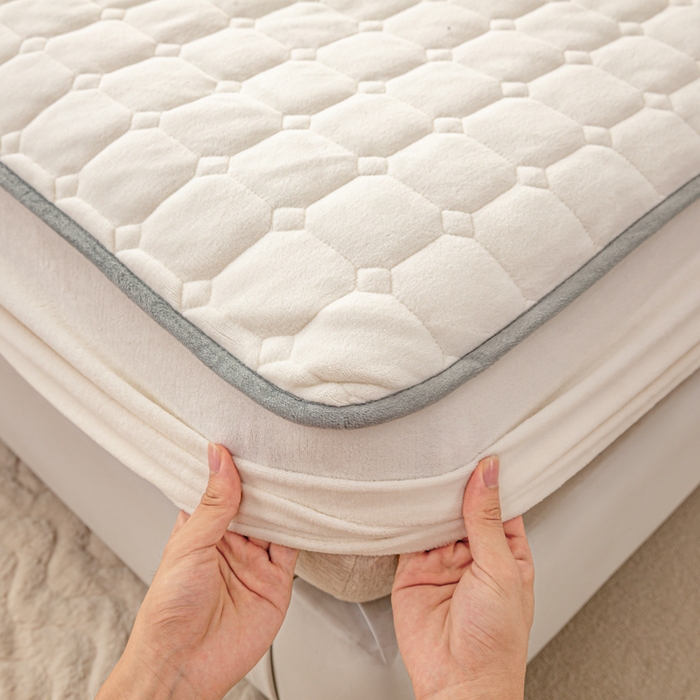 91家纺网 家纺一手货源 找家纺 凡客家居 2024新款加厚牛奶绒夹棉床笠 米白