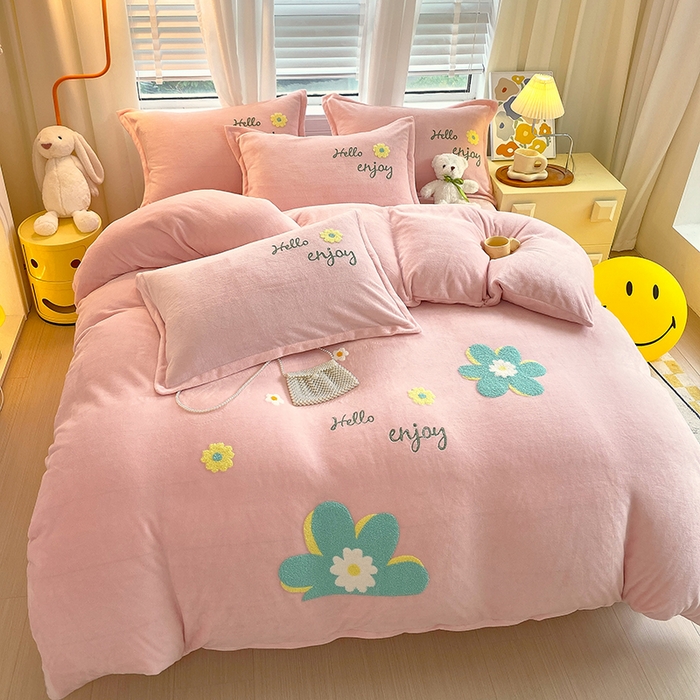 91家纺网 家纺一手货源 找家纺 凡客家居 2023新款毛巾绣牛奶绒四件套 伊莲娜-粉