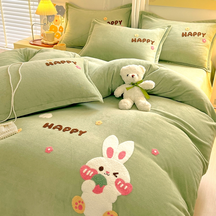 91家纺网 家纺一手货源 找家纺 凡客家居 2023新款毛巾绣牛奶绒四件套 快乐兔-绿