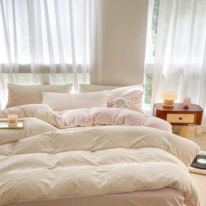 91家纺网 家纺一手货源 找家纺 蜜柚2024新款全消光200克牛奶绒温柔治愈系奶油风雕花烂花极简牛奶绒四件套 初见-粉白