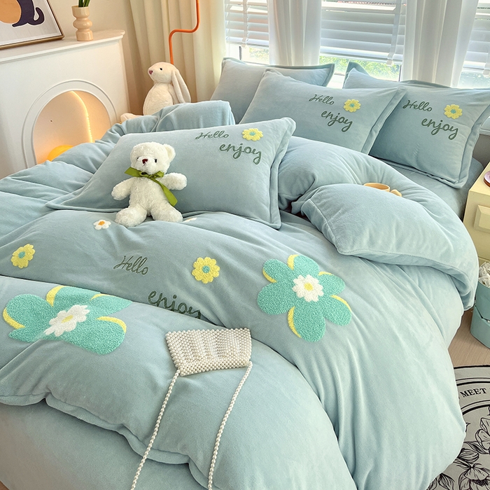 91家纺网 家纺一手货源 找家纺 凡客家居 2023新款毛巾绣牛奶绒四件套 伊莲娜-水蓝