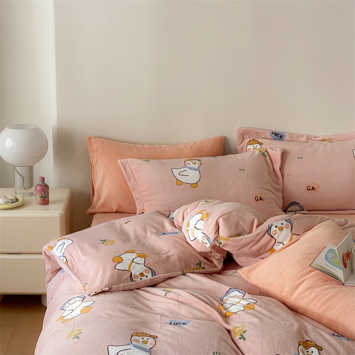 91家纺网 家纺一手货源 找家纺 时光里 2023新款全消光加厚牛奶绒印花单被套 顽皮鸭-粉