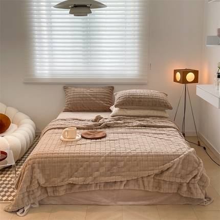 91家纺网 家纺一手货源 找家纺 顾里 2023新款小贵妇仿皮草兔毛绒盖毯 方格咖