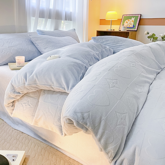 91家纺网 家纺一手货源 找家纺 蜜柚2024新款全消光200克牛奶绒温柔治愈系奶油风雕花烂花极简牛奶绒四件套 依恋-繁星兰