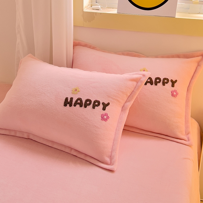 91家纺网 家纺一手货源 找家纺 凡客家居 2023新款毛巾绣牛奶绒四件套 快乐兔-粉