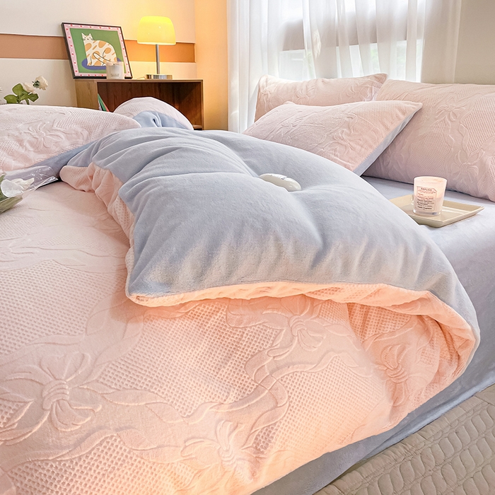 91家纺网 家纺一手货源 找家纺 蜜柚 2024新款全消光200克牛奶绒温柔治愈系奶油风雕花烂花极简牛奶绒四件套 初见-粉蓝