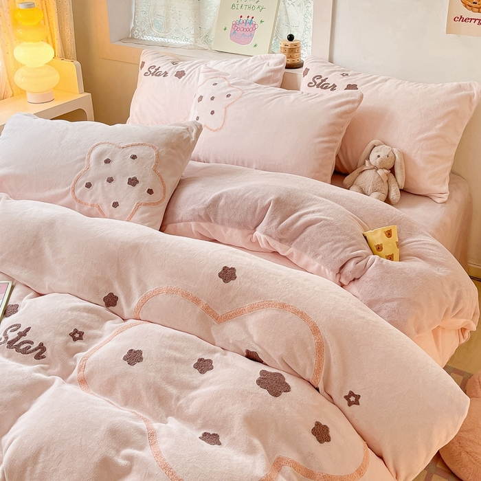 91家纺网 家纺一手货源 找家纺 川悦生活 2023新款牛奶绒毛巾绣绣花四件套 粉色星空