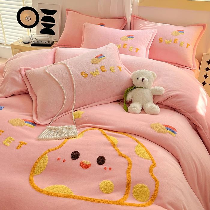 91家纺网 家纺一手货源 找家纺 凡客家居 2023新款毛巾绣牛奶绒四件套 优漫-粉