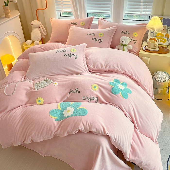 91家纺网 家纺一手货源 找家纺 凡客家居 2023新款毛巾绣牛奶绒四件套 伊莲娜-粉