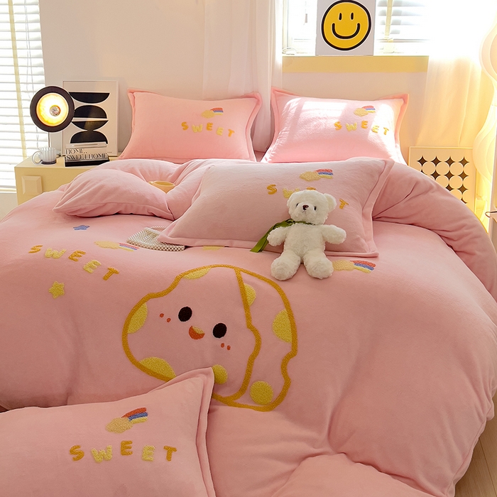 91家纺网 家纺一手货源 找家纺 凡客家居 2023新款毛巾绣牛奶绒四件套 优漫-粉