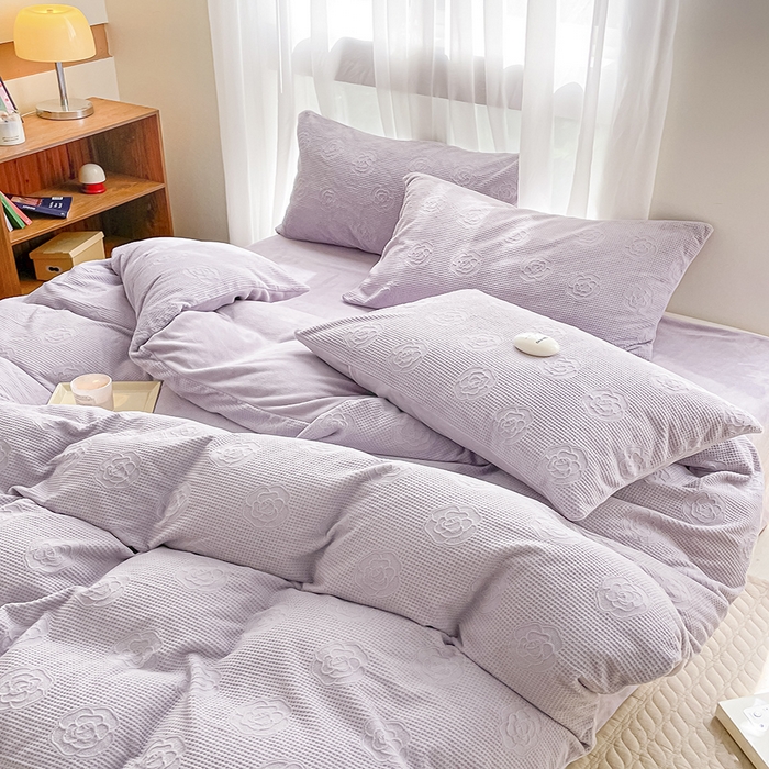 91家纺网 家纺一手货源 找家纺 蜜柚 2024新款全消光200克牛奶绒温柔治愈系奶油风雕花烂花极简牛奶绒四件套繁花-香芋紫