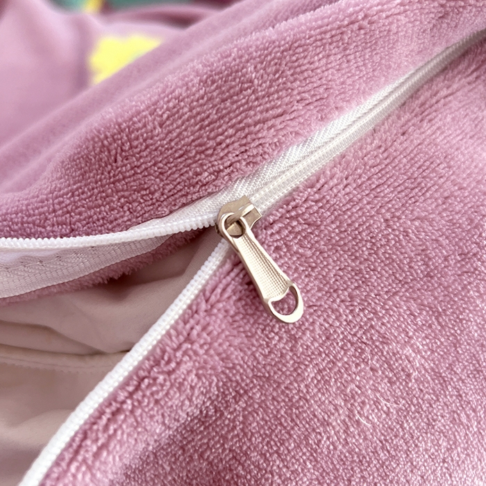 91家纺网 家纺一手货源 找家纺 凡客家居 2023新款毛巾绣牛奶绒四件套 伊莲娜-豆沙