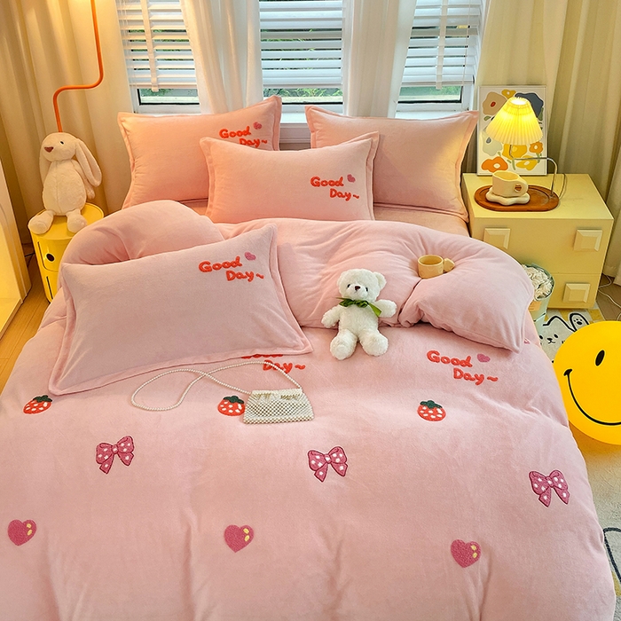 91家纺网 家纺一手货源 找家纺 凡客家居 2023新款毛巾绣牛奶绒四件套 初妍-粉