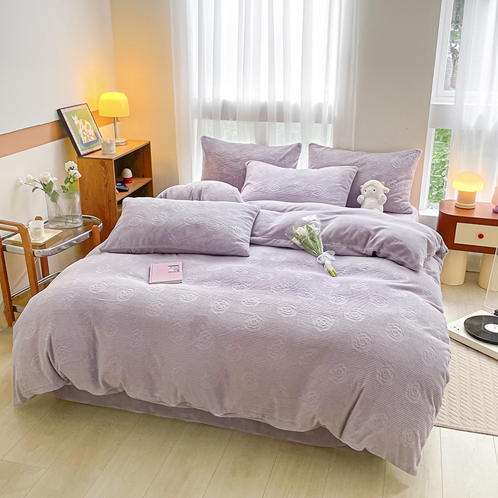 91家纺网 家纺一手货源 找家纺 蜜柚 2024新款全消光200克牛奶绒温柔治愈系奶油风雕花烂花极简牛奶绒四件套繁花-香芋紫