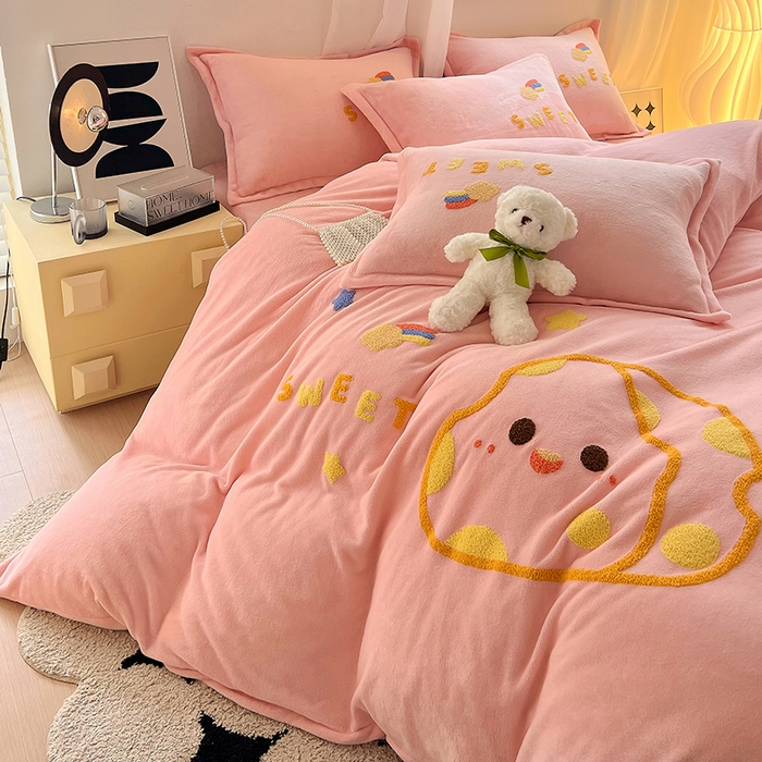 91家纺网 家纺一手货源 找家纺 凡客家居 2023新款毛巾绣牛奶绒四件套 优漫-粉