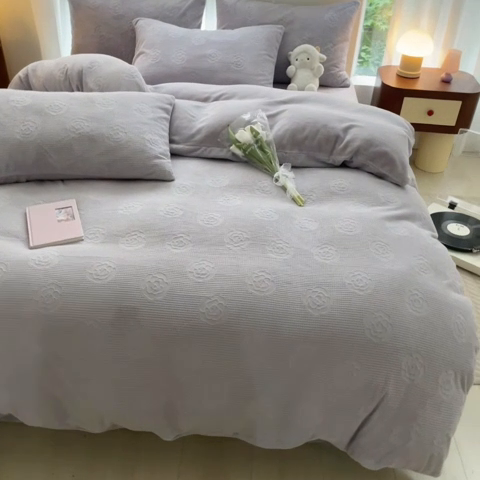 91家纺网 家纺一手货源 找家纺 蜜柚 2024新款全消光200克牛奶绒温柔治愈系奶油风雕花烂花极简牛奶绒四件套繁花-香芋紫