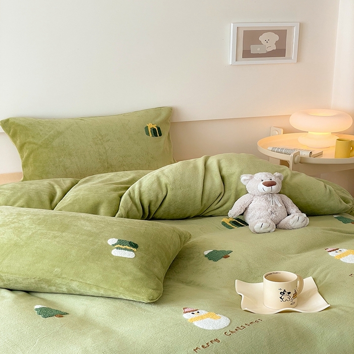 91家纺网 家纺一手货源 找家纺 沐棉 2023新款高克重牛奶绒毛巾绣四件套 快乐圣诞-绿