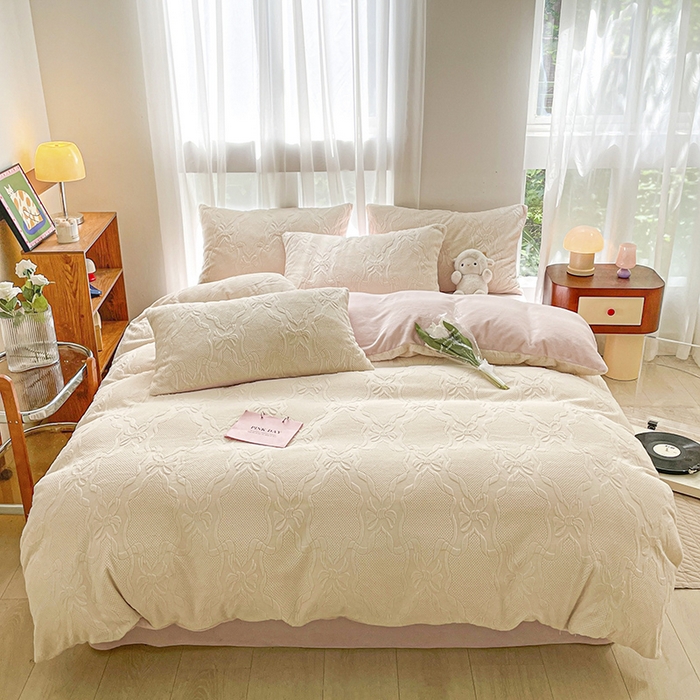 91家纺网 家纺一手货源 找家纺 蜜柚2024新款全消光200克牛奶绒温柔治愈系奶油风雕花烂花极简牛奶绒四件套 初见-粉白