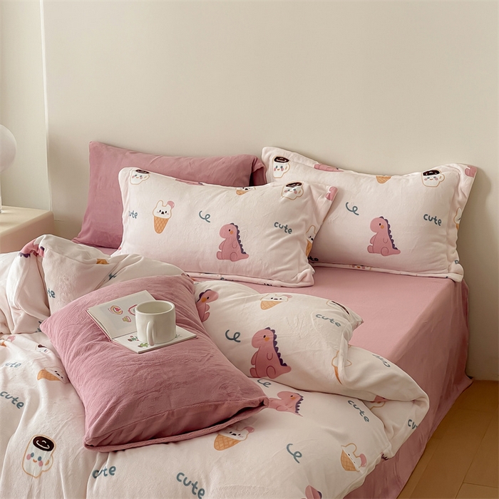 91家纺网 家纺一手货源 找家纺 时光里 2023新款全消光加厚牛奶绒印花单被套 恐龙宝宝-粉