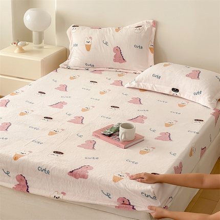 91家纺网 家纺一手货源 找家纺 时光里 2023新款全消光加厚牛奶绒印花单品单床笠 恐龙宝宝-粉